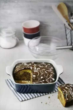 Emile Henry Gastro Emile Henry Gratinform Modern Classics Rechteckig In Creme -Küchenorganisation Verkäufe EH 962X Amb PlatFour Baker ChocolateVanillaCake V 1