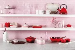 Le Creuset Herz-Förmchen 2er Set In Shell Pink -Küchenorganisation Verkäufe LC 20221024 DE LS YC HEARTSCOLL2023 013